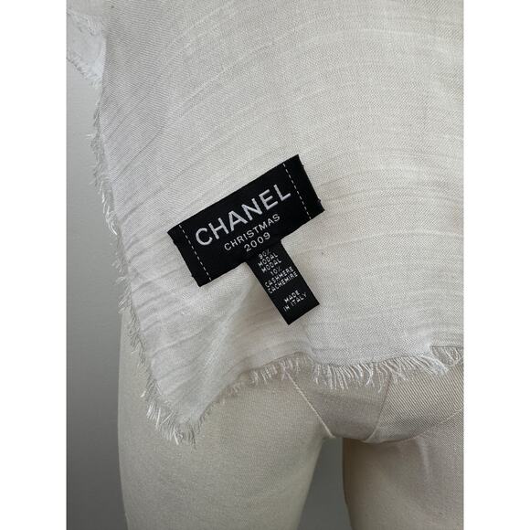 CHANEL Christmas 2009 White LARGE Scarf Cashmere CC Logo Embroidered Around Neck - Picture 8 of 9
